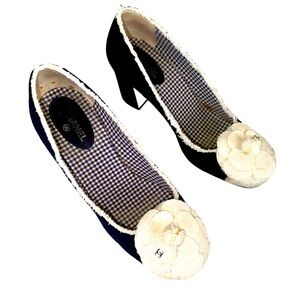 CHANEL TWEED ESCARPINS CAMELLIA CC PUMPS IN NAVY/WHITE